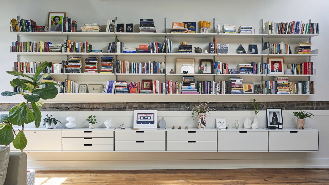 Vitsœ 606 Shelving System wall-mounted shelves and cabinets in off-white. Design Dieter Rams.