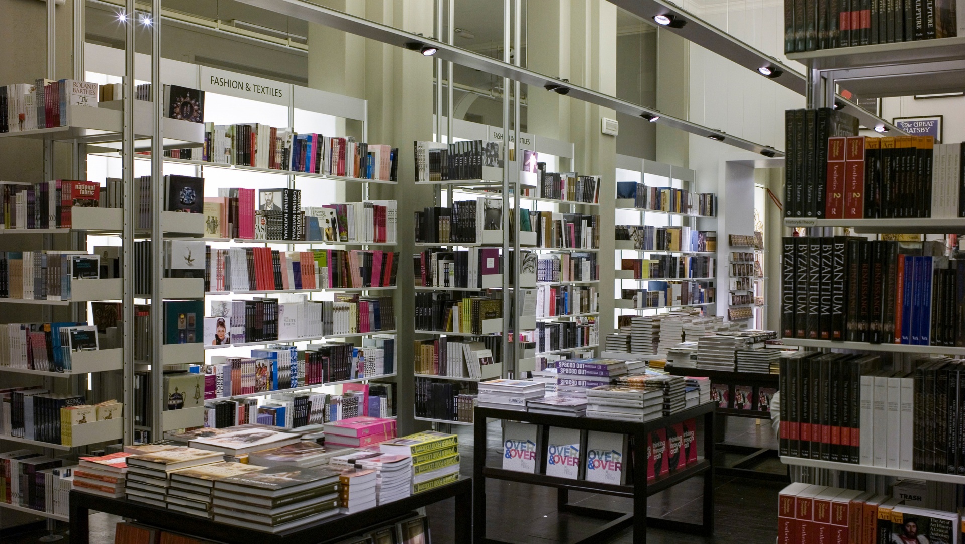 Die Bücher werden in zwischen Boden und Decke verspannten Regalen vor Glaswänden aufbewahrt.