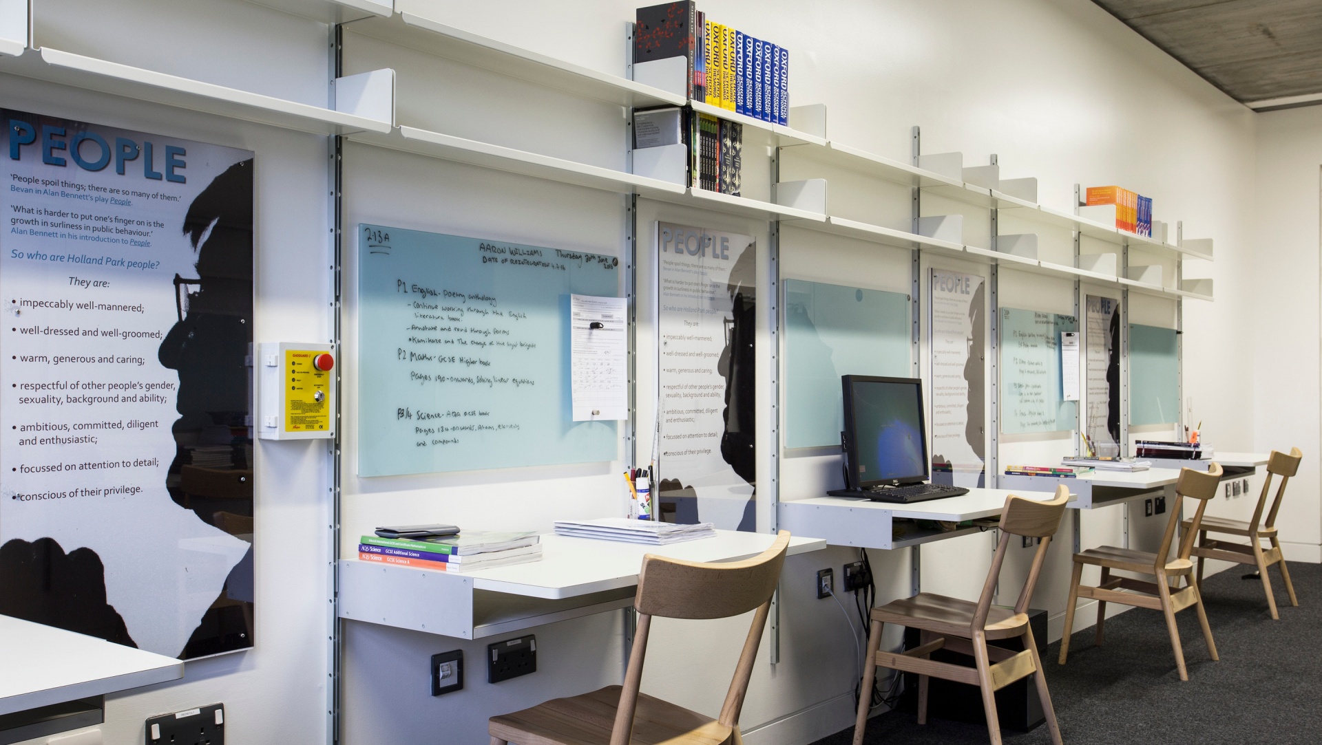 Das Regalsystem 606 in Schul- oder Büroräumen ermöglicht zukunftssicheres Planen: Bei Bedarf können weitere Tische ergänzt oder existierende durch Tablare ersetzt werden, wenn mehr Stauraum erforderlich wird.