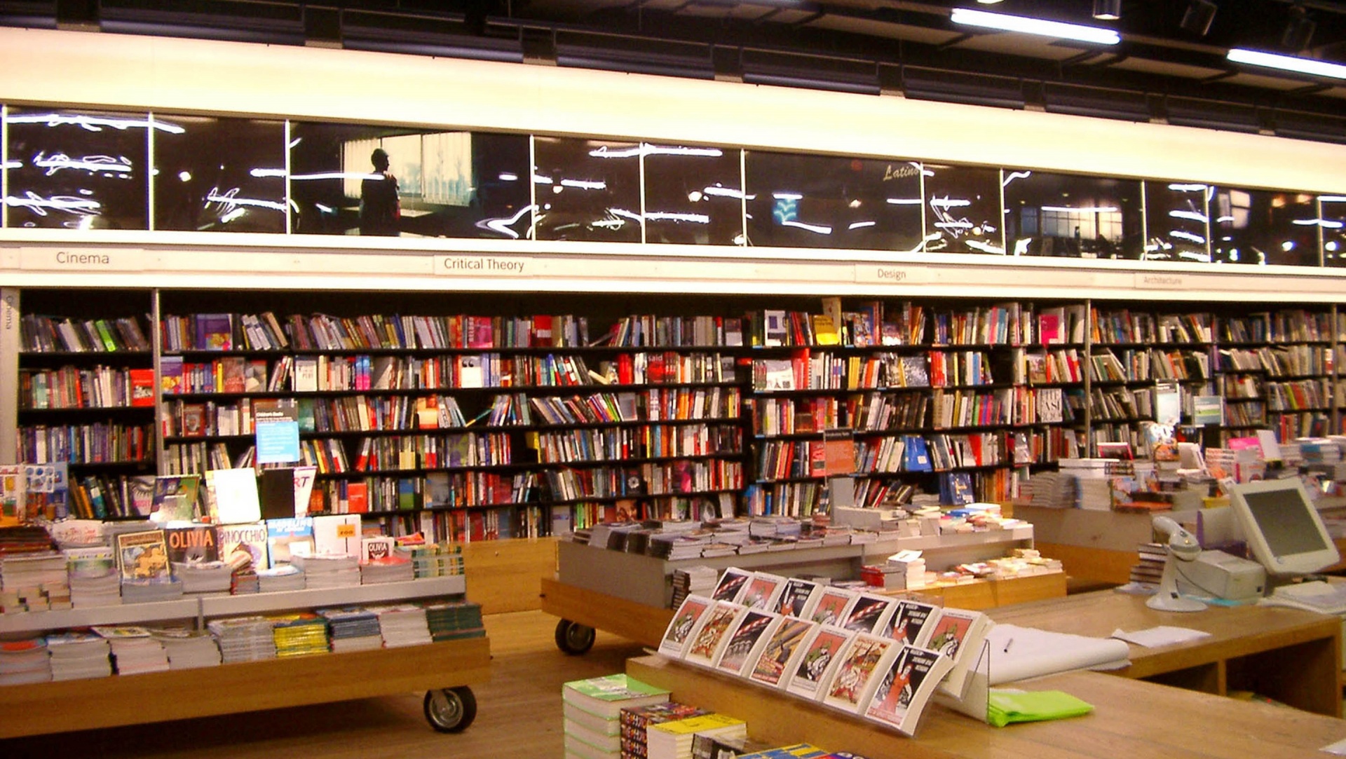 Die schwarzen Regale verschwinden diskret im Schatten der Wandnische und erlauben eine zurückhaltende Präsentation der Bücher.