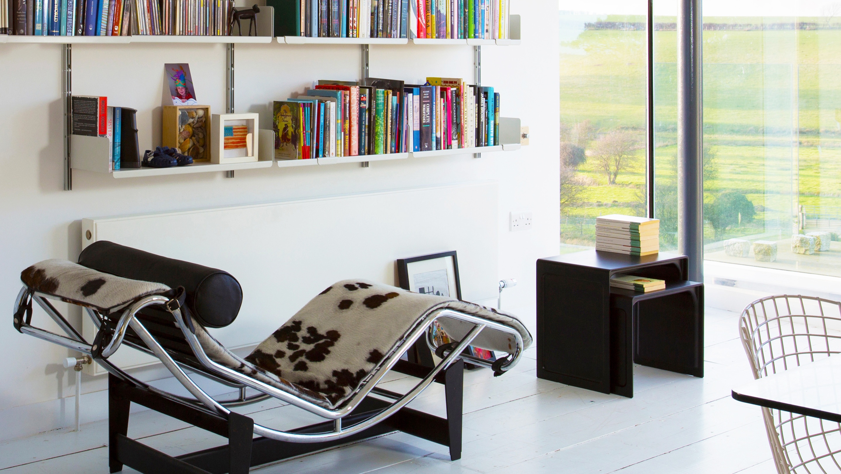 Modern nesting pair side tables, black. Vitsœ 621 Table. Designer Dieter Rams
