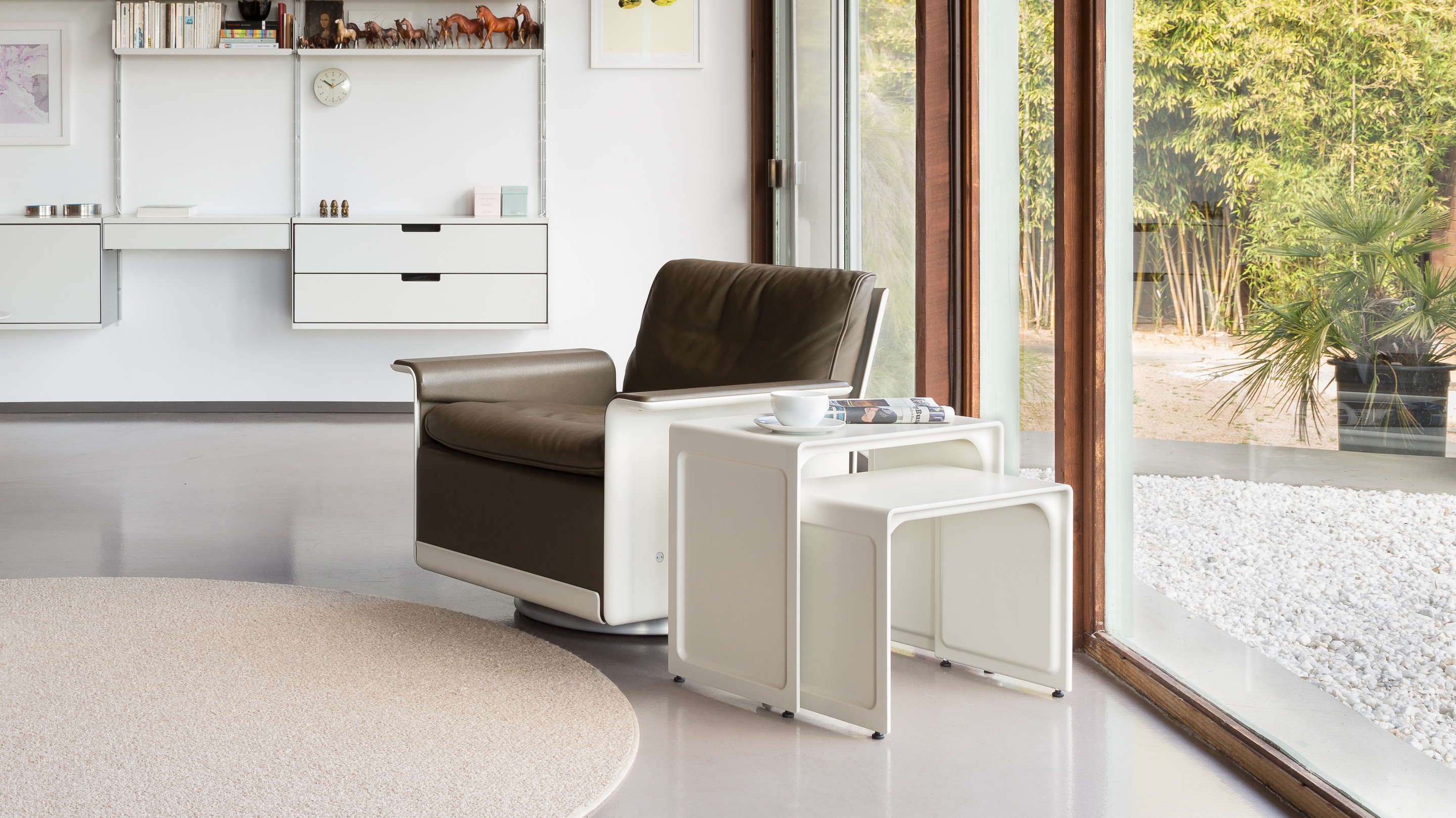 Armchair nesting pair side table, white. Coffee, book, magazine. Vitsœ 621. Designer Dieter Rams.