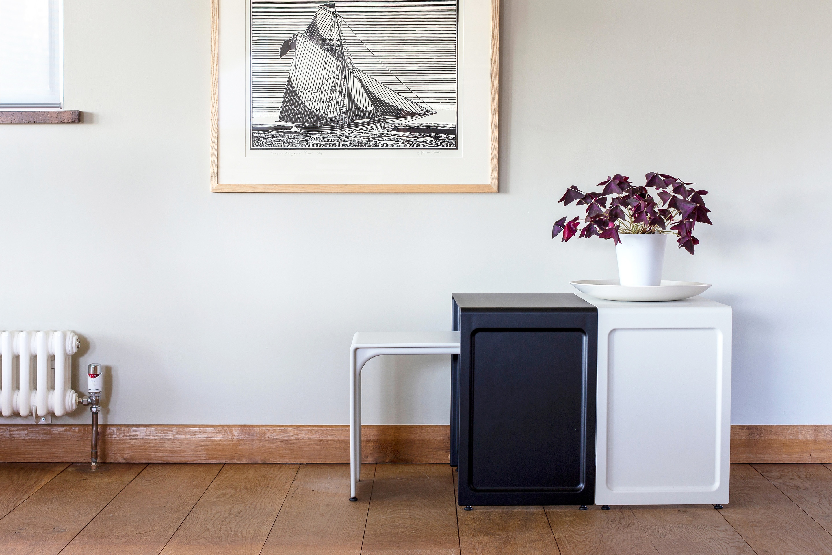 Hallway bench, black and white. Vitsœ 621 nesting pair side table. Designer Dieter Rams.