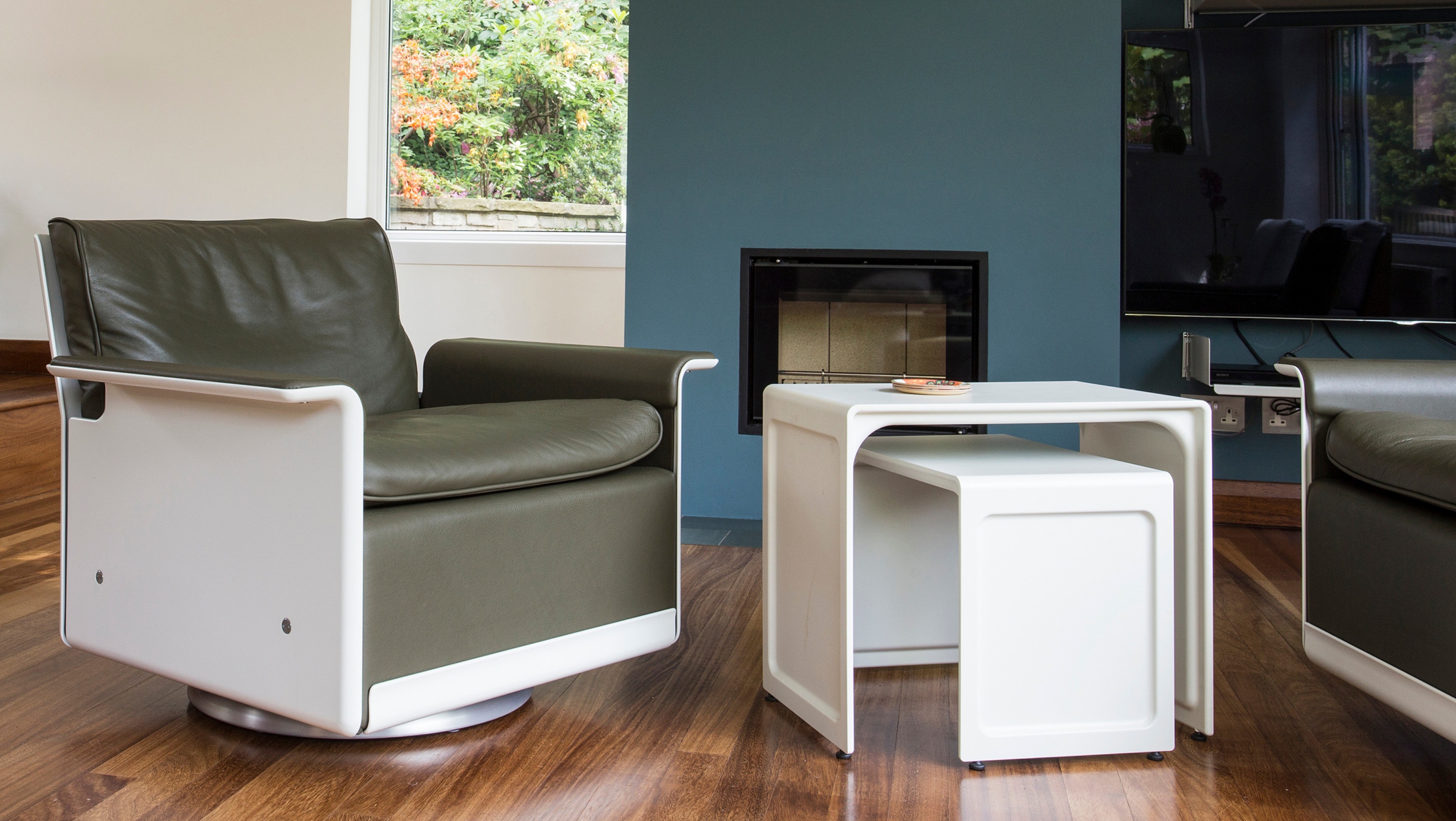 Lounge chair nesting pair side table, white. Coffee, book, magazine. Vitsœ 621. Designer Dieter Rams.