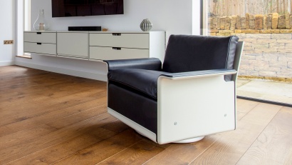 Low-back designer armchair in leather, 620 Chair with swivel. Midnight blue, off-white shell/frame.