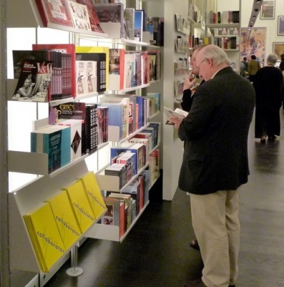 Schräge Tablare, die einfach hinzugefügt und bewegt werden können, laden Besucher zum Blättern in den Auslagen ein.