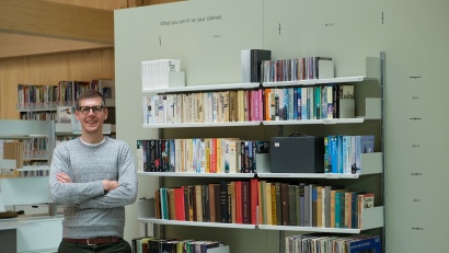 Modular shelving system off-white in the background. Shelves, desks and tables. Vitsœ’s planner in Leamington HQ