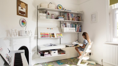 Kids desks for study room, home school, wall mounted built-in desk with drawer, bookshelves, storage shelves, art display. Vitsœ Modular 606 Universal Shelving System. Designer furniture, Dieter Rams