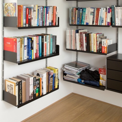 Corner bookcases, strong shelves for book collections, Vitsœ 606 modular shelving system. Designer Dieter Rams