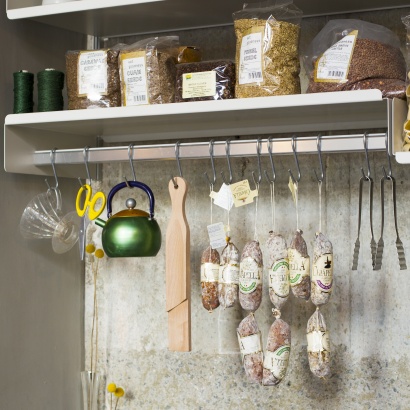 open kitchen shelving, strong hanging rail shelves for kitchenware. Vitsœ 606 modular shelving. Designer Dieter Rams