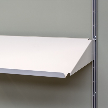 sloping shelf for magazines and open books. Strong metal shelves. Vitsœ 606 modular shelving. Designer Dieter Rams