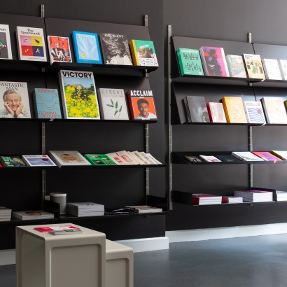 Book shop shelving with sloping shelf , retail display Vitsœ shelving. Designer Dieter Rams
