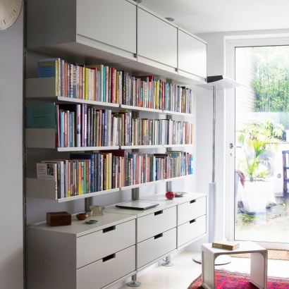 Modular shelving system, strong designer shelves for heavy books, vinyl record storage. Wall mounted floating two-drawer cabinet. Vitsœ 606.