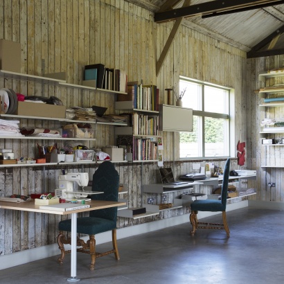 Desk and shelving system. Work space studio. Modular 606 with integrated table desk 120cm.