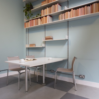Wall mounted desk table, integrated with minimalist shelving for home office design, modular strong metal. Designer Dieter Rams for Vitsœ
