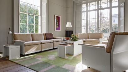 Designer modern armchair, low back reading chair, in linen fabric. Modular sofa two-seater and three-seater configuration. Outer shells in off-white. Easy to assemble. Side table nesting pair 621. Dieter Rams 620 Chair. Hand-made by Vitsœ.