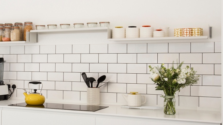 Open kitchen shelves above counter, pantry staples, canisters and jars, Vitsœ 606 modular shelving system. Designer Dieter Rams