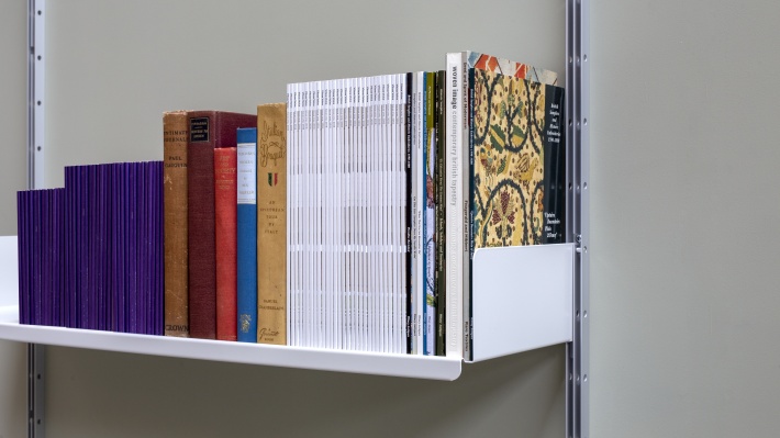 strong shelves for heavy and larger books, metal, Vitsœ 606 modular shelving system. Designer Dieter Rams