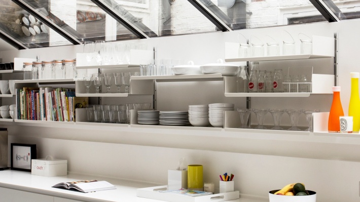 open kitchen shelving. strong shelves for heavy kitchenware. Vitsœ 606 modular shelving system. Designer Dieter Rams