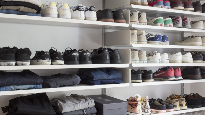Custom made modern walk in closet. Bedroom open wardrobe system with shoe storage. Vitsœ 606 Shelving system, designer Dieter Rams.