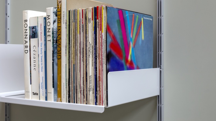 strong shelves for heavy and large books, vinyl record storage, shoes rack, box-files, trays, Vitsœ 606 modular shelving system. Designer Dieter Rams