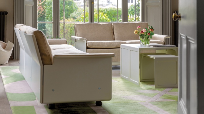 620 modular sofas, in Flax linen with off-white shells. The iconic 620 armchair. Design Dieter Rams furniture. Handmade by Vitsœ since 1962.