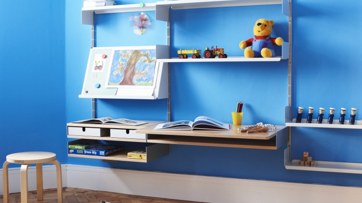 Kids desk with shelving. Study room. Sloping shelf for art display, open books. Strong metal shelves. Vitsœ 606 modular system. Designer Dieter Rams