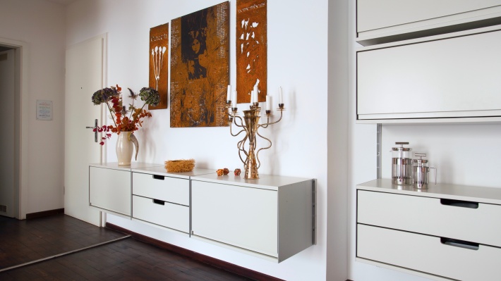 Modular shelving system, strong metal shelves and floating locker cabinets, two-drawer three-drawer cabinets. Vitsœ 606, Designer Dieter Rams