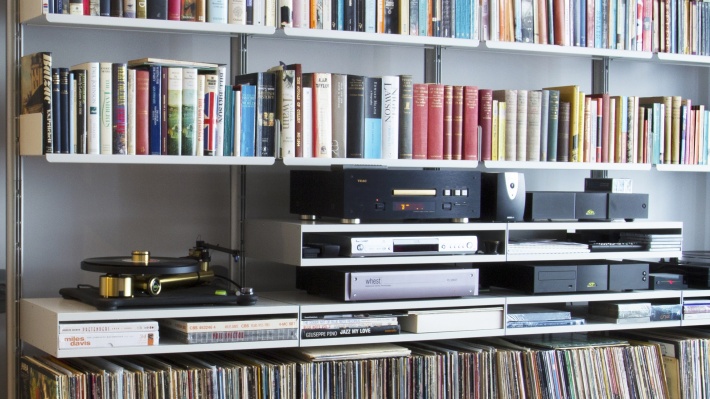 vinyl shelves, Strong media storage and record players, TV stand, hi-fi modular shelving system. Vitsœ, designer Dieter Rams