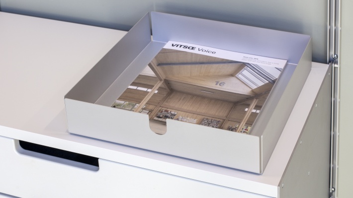 Vitsœ 606 Aluminium tray, magazine storage, easily removed with finger hole