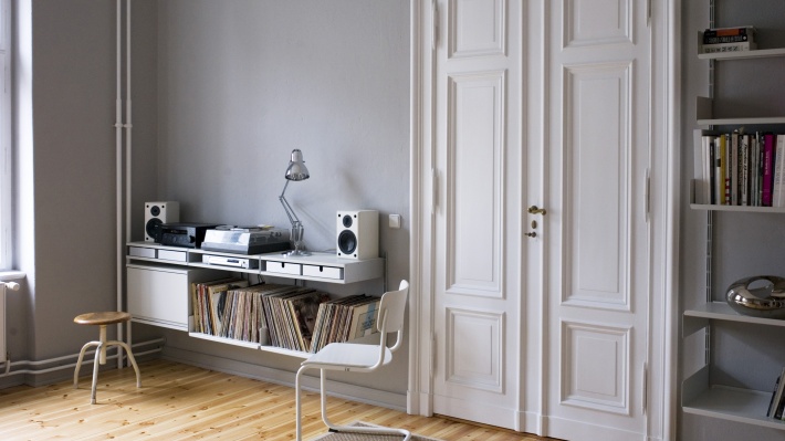 Modular shelving system. Vitsœ 606 with aluminium trays to storage files
