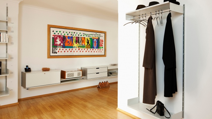 Modular shelving system, wall mounted shelving unit for hallway, hanging rail shelves for coats, shoes shelf. Vinyl record player stand and bookshelves, storage cabinets. Vitsœ 606 Universal Shelving System, designer Dieter Rams