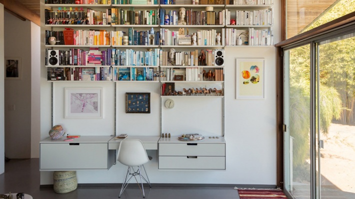 Modular shelving system with desk, home office workstation, modular shelving unit for modern study room. Minimalist storage cabinets and bookshelves. Vitsœ 606 Universal Shelving System, design Dieter Rams