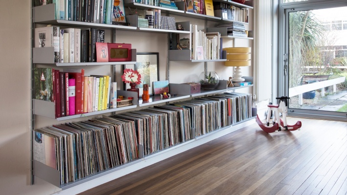 vinyl shelves and bookshelves for living room. Large vinyl record collections. Bookends for best LP storage position. Strong, beautiful and modern, modular Vitsœ 606 shelving systems. Designer Dieter Rams.