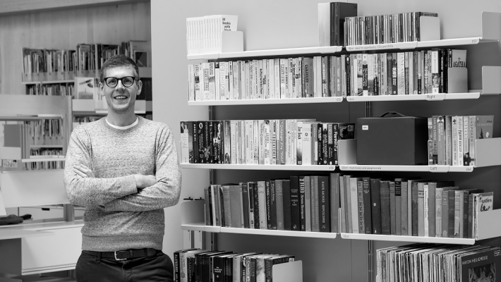 Vitsœ planner and modular wall mounted bookshelves. 606 Universal Shelving System. Design Dieter Rams.
